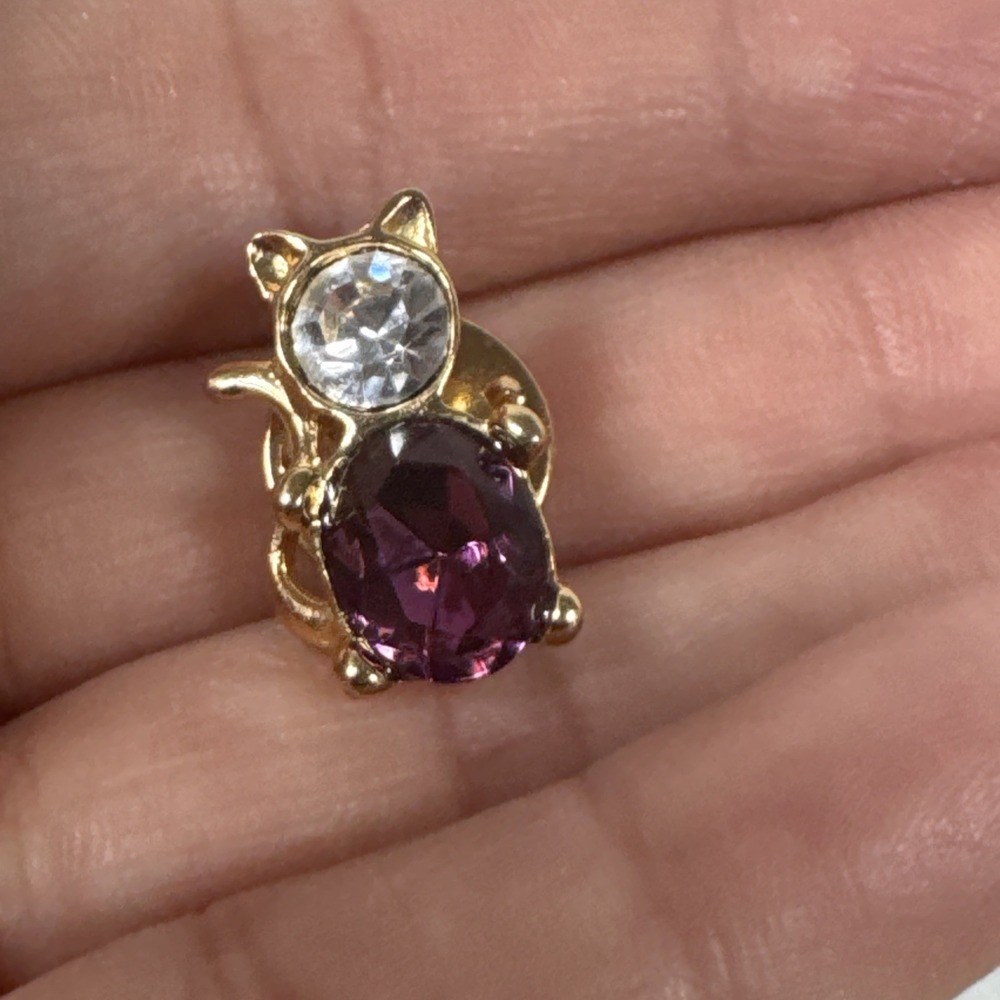 Golden Cat Kitty Tail Pin Gold Tone Clear & Amethyst Crystals Rhinestones Lapel